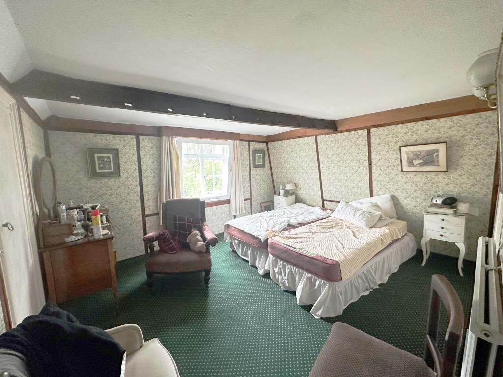 Lot: 163 - PERIOD VILLAGE PROPERTY ARRANGED AS TWO FLATS WITH POTENTIAL - First floor flat bedroom